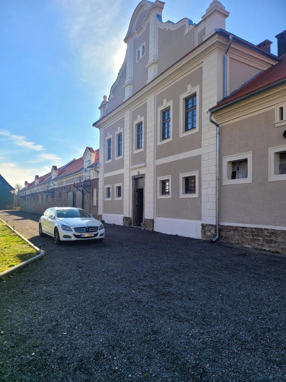 Chateau Moravany - Apartmany, Teepee A Wellness Ronov Nad Doubravou Luaran gambar